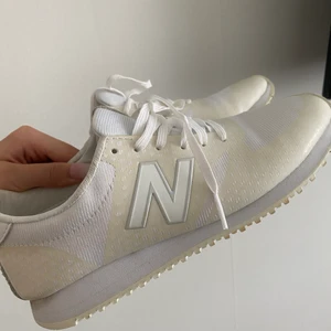 New Balance Skor - Vita New Balance skor, säljes pga för små, använda 1 gång, bra skick, strl 36.5 