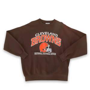 En brun vintage NFL tröja med Cleveland Brown som knappt är använd. Storlek L och oversized.