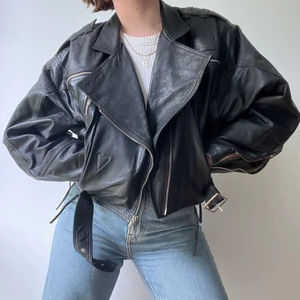 Unik vintage skinnjacka  - Vintage skinnjacka i perfekt skick! Se nästa annons för fler bilder 🖤 storlek 40 enligt lappen men är perfekt oversized på mig som brukar bära 36. 