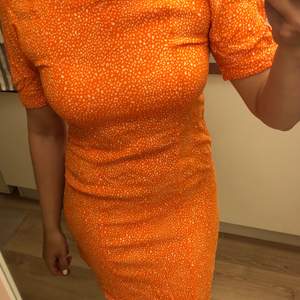 En orangemönstrad klänning från BikBok i storlek XS, med en dragkedja i ryggen😍🌈 Finns att hämta i Vasastan annars står köparen för frakt.