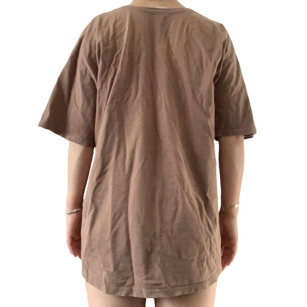 Brun T-shirt med texten I ❤️ LA. Sliten och har ett hål men är fortfarande väldigt bekväm. . T-shirts.