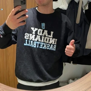 Lady indians basketball team sweatshirt - Lite baggy fit  Använt skick/vintage, uppfräschad och redo för leverans omgående  Modellen är 186cm och normalbyggd