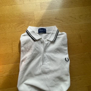 Fred Perry  - Fred Perry piké i storlek L
