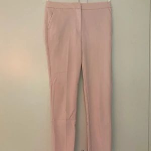 Kostymbyxor  - Rosa kostymbyxor i väldigt fint skick. Från Ginatricot   Du som köpare står för frakten😊 