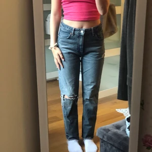 Zara jeans - Jeans ifrån Zara i storlek 38!! Jag brukar har 36 så dessa jeans sitter mer som 36!! Säljer för 150kr plus frakten ❣️ (om man köper mer än ett klädesplagg så får man paketpris) 💓😋
