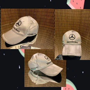 HENRI LLOYD Mercedes-Benz Keps - En fin HENRI LLOYD keps som har gjort calibration med Mercedes (MercedesGP petronas). Den har väldigt speciell silver färg som är unik och äkta. 