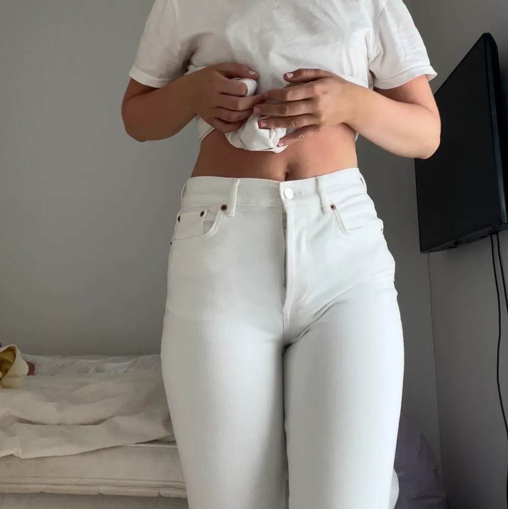 Vita jeans från Zara i strl 38. Endast använd en gång och fortfarande i väldigt bra skick. De har en medelhög midja och i modellen cropped flare.. Jeans & Byxor.