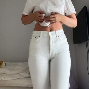 Vita jeans från Zara i strl 38. Endast använd en gång och fortfarande i väldigt bra skick. De har en medelhög midja och i modellen cropped flare.