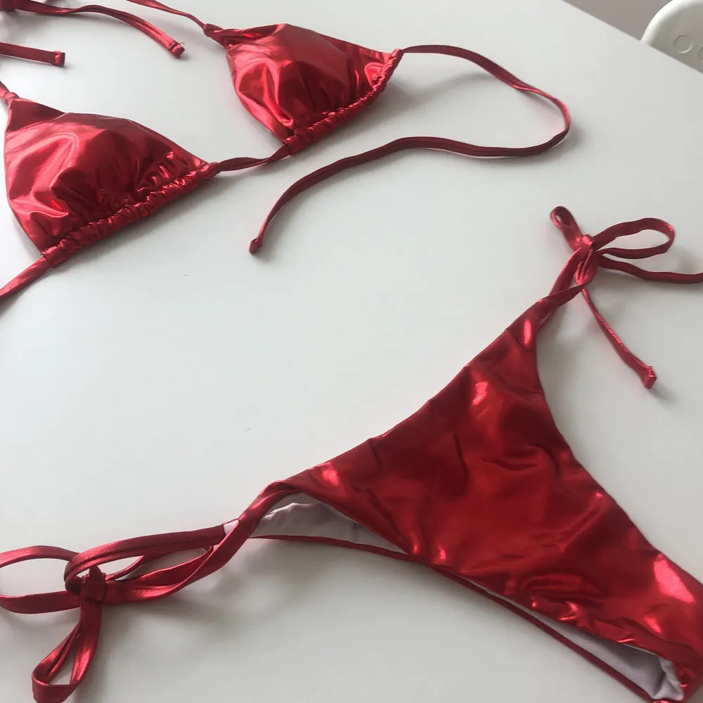 Super fin röd bikini som tyvärr inte kommer till användning mer därav säljer jag detta set. Köpte den för en månad sen och har bara använt 1 gång så det är väldigt bra skick. . Övrigt.