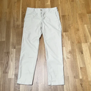 NO NATIONALITY byxor (NNO7) - Säljer nu mina byxor som blivit för små sen något år tillbaka. Nypris är 1300 (pris kan diskuteras). Färgen på byxorna är biege.