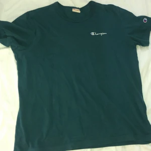 CREWNECK - T-shirt - bas  - Färg: Green Storlek: Medium Oanvänd  Ny pris: 279 kr https://www.zalando.se/champion-crewneck-t-shirt-bas-green-c7642d09i-m11.html?size=XS&allophones=0&wmc=SEM460_NB_GO._8769288730_710259011_36937778157.&opc=2211&mpp=google%7Cv1%7C%7Cpla-360989572517%7C%7