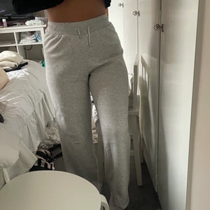 Högmidjade grå mjukis storlek L - Högmidjade grå mjukisbyxor från Nelly.Com nästan helt oanvända 
