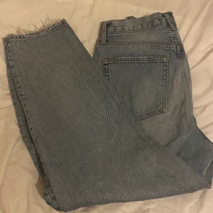 Jeans byxor-Gina tricot  - Fina byxor från Gina tricot, är i ett bra skick använda ett par gånger. Originalprisset var 500kr säljer för 300kr+frakt. Säljer dom då jag har för många jeans. 