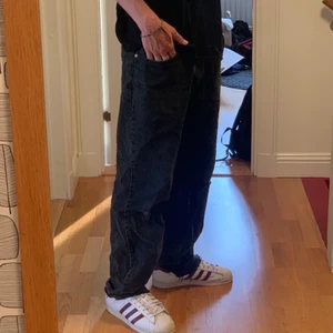 Levis 550s 34/34 - Klippta för bättre passform men passar perfekt på mig som är 185, några blekmedel fläckar på höger ben där fram, skriv privat så får ni bild. Köpare betalar frakt.