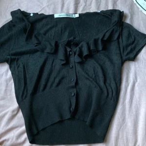 Svart blus! - Den här svarta, lätt stickade blusen brukade jag ha över en turtleneck eller långärmad tröja. Den passar rätt så mycket till ”dark academia-stil”. Den är förvånansvärt luftig i och med de små mönstrena.