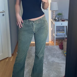 Manchester byxor  - jättesnygga manchester byxor i en grön urtvättad färg🤟🏻 Lite för korta på mig och jag är 183, säljer då jag inte använder dem längre🫶🏻 Lowrise! 