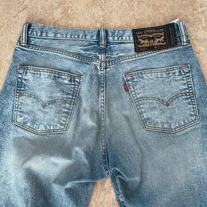 As snygga Levis jeans, säljer för att jag växt ur de. Budgivning om fler är intresserade :) passar både tjej och kille