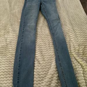  Jeans  -  Tajta jeans. Som Aldrig har kommit till användning. Köpt på Gina tricot och är Molly Jeans💗