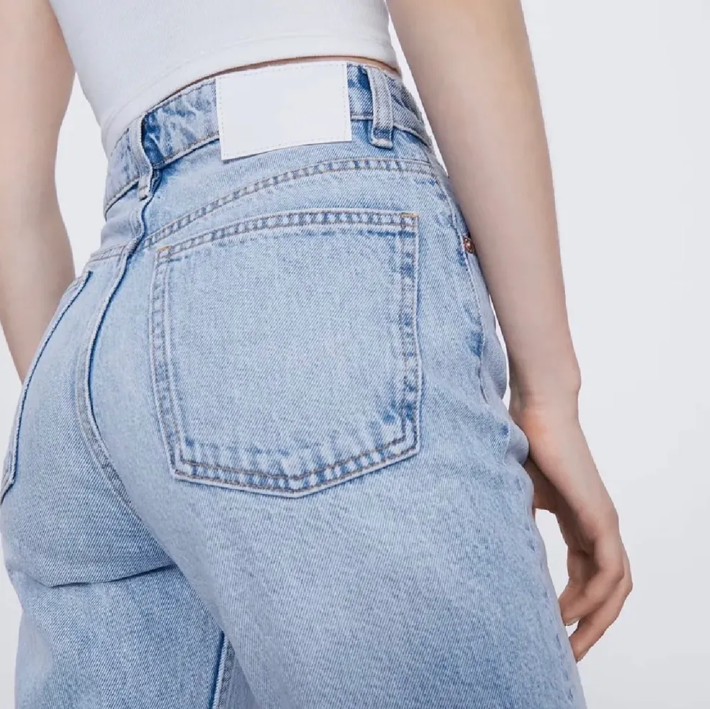 Ljusblå jeans från Zara storlek 32, säljer endast då dom blivit för små för mig💕 har egna bilder men eftersom dom är försmå så är det svårt att få en rättvis bild.. Jeans & Byxor.