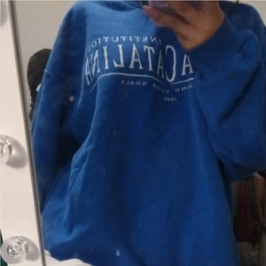 Sweater - En collegetröja från ginatrico, den är slutsåld! Det är nyskick!(spegeln är smutsig) tröjan är oversized på mig och skulle säga att den passar personer med m också och xs/s om dom vill ha en oversized look!(öppen för byten) 