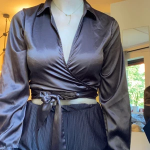 Brun blus ❤️‍🔥 - Vacker blus från bikbok! Endast testad. Går att knyta lite hur man vill. Köparen står för frakt ❤️