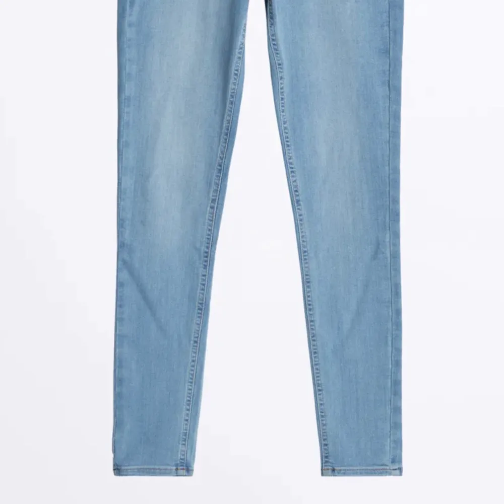 Molly highwaist skinny jeans från ginatricot, aldrig använd i strl M, kan även användas som S då de är väldigt tighta.. Jeans & Byxor.