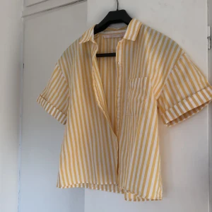 Skjorta - Superfin kortärmad skjorta från Zara! Väldigt sparsamt använd. Den är i storlek M och jag säljer den för 90 kr + frakt som betalas av köparen!❤️   Hör gärna av dig vid eventuella frågor.