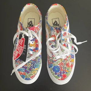 Vans  - Supersöta vans! Passar perfekt nu på sommaren. Aldrig använda, endast provade. Lappar sitter kvar. Nypris 800