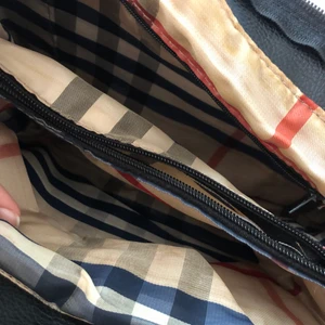 Svart Väska - Denna svarta väska med gulddetaljer är till salu för 150kr. Oanvänd. Skriv om intresserad. 🫶🏼