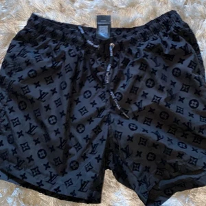 Louis Vuitton  - Louis Vuitton shorts finns i alla storlekar möts endast i gbg annars frakt 