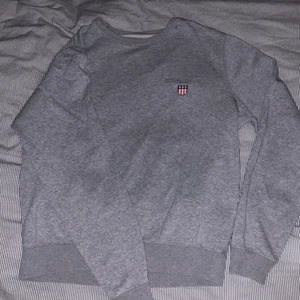 gant sweatshirt - Hel och fin sweatshirt som passar till allt. Köpt inne på gant butik i Linköping. Inga defekter eller skador 