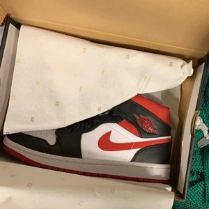 Nike Jordans 1 - Hej! Säljer mina Jordans! De är i bra skick och de är knappt använda och funkar helt utmärkt! Om du är intresserad hör av dig för flera bilder!