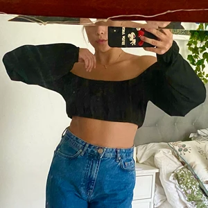 Svart långärmad tröja - Svart långärmad tröja med en fyrkantig skurning. Skönt och luftigt material. På bilden ser ni hur man kan bära tröjan på olika sätt.  Passar S - M. Hör av er för frågor. Läs bio!💓