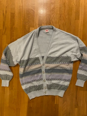 Stickad kofta - Söt vintage stickad kofta i massa fina färger. Jättebra skick🌸 Den är i storlek Xl men skulle säga mer L. Frakten kommer gå på 79