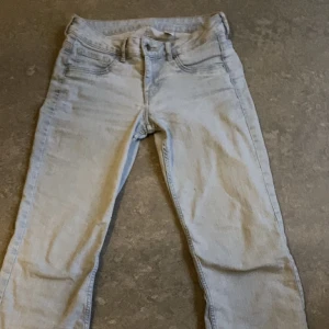 Lowaist bootcut jeans - Low waist bootcut jeans från hm. Säljer då den är för stora för mig.