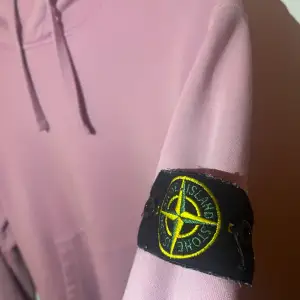 Stone island hoodie, använd fåtal gånger. Kontakta mig vid frågor! Storlek S, skick 9/10