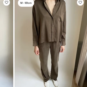 Djerf avenue set  - Säljer mitt mocha set från djerf avenue, det är on the go pants mocha och on the go shirt mocka, användt ett fåtal gånger så inprincip nyskick, skjortan är storlek M och byxorna storlek L. Skulle säga att de är sanna till storleken de kostar 1400kr styck