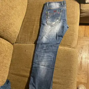 D2 jeans som inte kommer till användning längre storlek 34 men passar mer som 30 eller 32 (pris kan diskuteras)