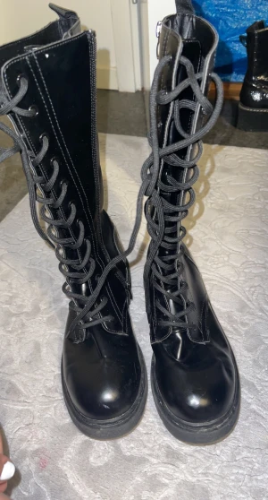 Boots - Mina svarta boots från din sko dom är för liten på mig borde ha haft köpt 39 men storlek 37 knappt använt rena köpt för 699kr säljer för 400kr skriv om du vill diskutera om priset 