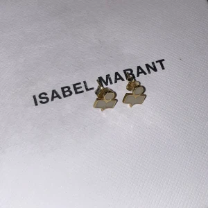 Isabel marant  - Säljer ett par marant örhängen som är väldigt sällsynta och svåra att få tag i. Fått dom i present men inte fått användning för dom. Mkt bra skick. (Nypris 1299)