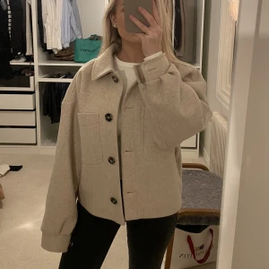 Jacka  - Jättefin jacka från NA-KD som inte kommer till användning. Ens knappen har tyvärr ramlat av men det finns en reservknapp som man lätt kan sy på