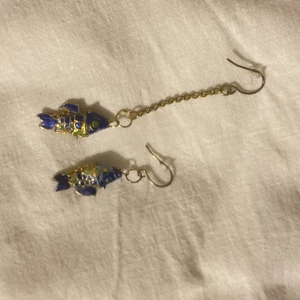 Örhängen  - Guldiga örhängen som föreställer fiskar 🌟