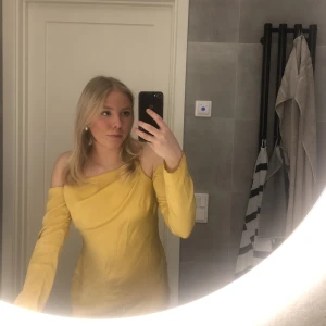 Balklänning - Säljer min balklänning från asos egna märke som jag använt en gång på en skolbal men passar också jättebra till tex. Bröllopp eller studentbal. Den är i en guldig gul färg och jätteskönt mjukt material. 400+frakt🥰