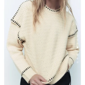 Stickad tröja - Säljer min helt nya stickade tröja från Zara med prislappen kvar. Den kommer ej till användning där av att jag säljer den❤️ Skriv för fler bilder och frågor 