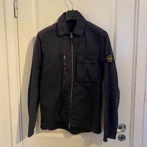 Stone island overshirt - Stone island overshirt.  Strl. S Marinblå Mycket fint skick  Hör gärna av er med frågor! (: