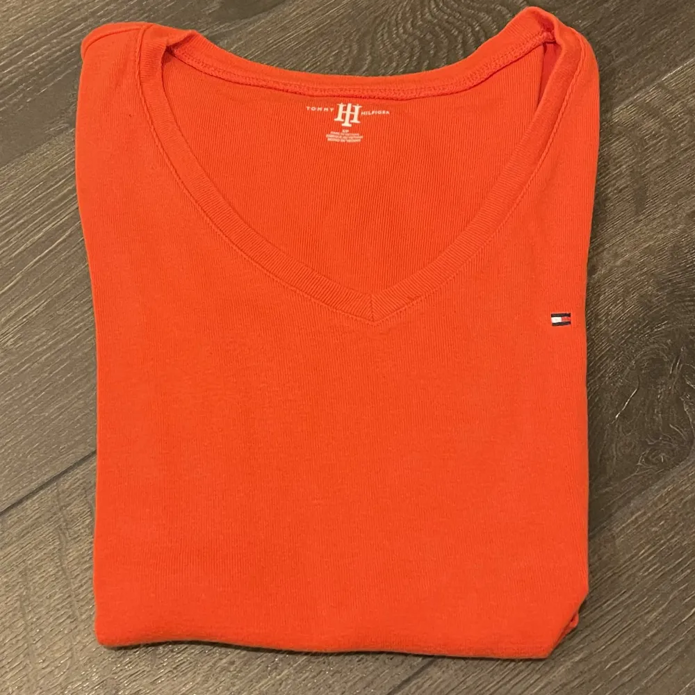 Säljer en röd T-shirt från Tommy Hilfiger i storlek S, använd ett fåtal gånger men är i mycket fint skick. Kan tänkas mötas upp i Växjö annars står köparen för frakten☺️. T-shirts.