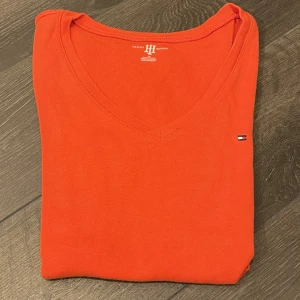 T-shirt Tommy hilfiger  - Säljer en röd T-shirt från Tommy Hilfiger i storlek S, använd ett fåtal gånger men är i mycket fint skick. Kan tänkas mötas upp i Växjö annars står köparen för frakten☺️