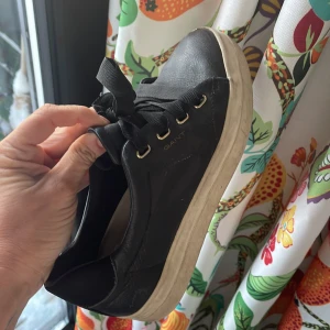 Sneakers Gant - Svarta Gant sneakers. StrL.38  Använda några få gånger som syntes på sulan. 