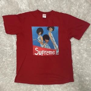 Supreme Tee -  Lite avfärgning på printen