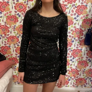 Fin glittrig nyårsklänning🤩🤩 - Wow! Denna svarta glittriga nyårklänning är perfekt till nyår🎇 Storlek Xs😁 Fint skick!